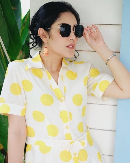 5 Gaya fashion ala Nindy yang nyentrik, aksesorinya jadi sorotan