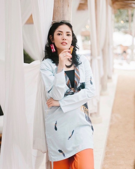 5 Gaya fashion ala Nindy yang nyentrik, aksesorinya jadi sorotan