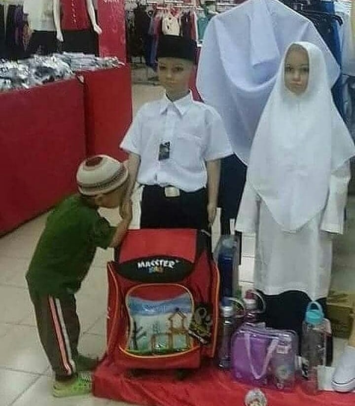 9 Potret manekin dengan pose nyeleneh ini bikin ngakak