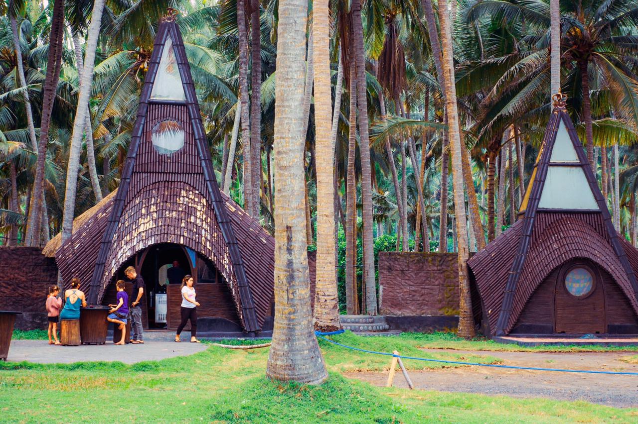 Berayun sambil menikmati keindahan pantai di Bali Chocolate Factory 