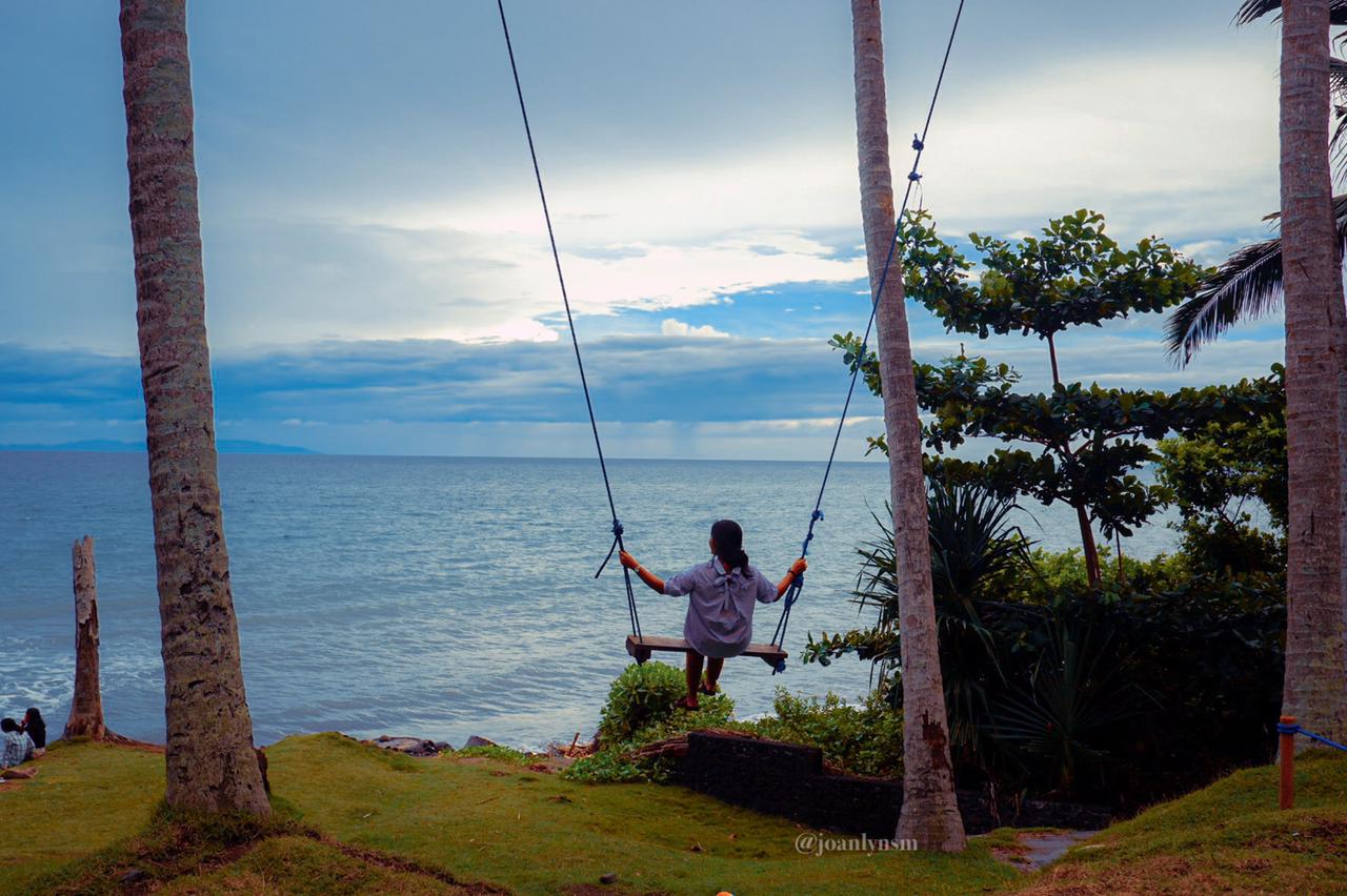 Berayun sambil menikmati keindahan pantai di Bali Chocolate Factory