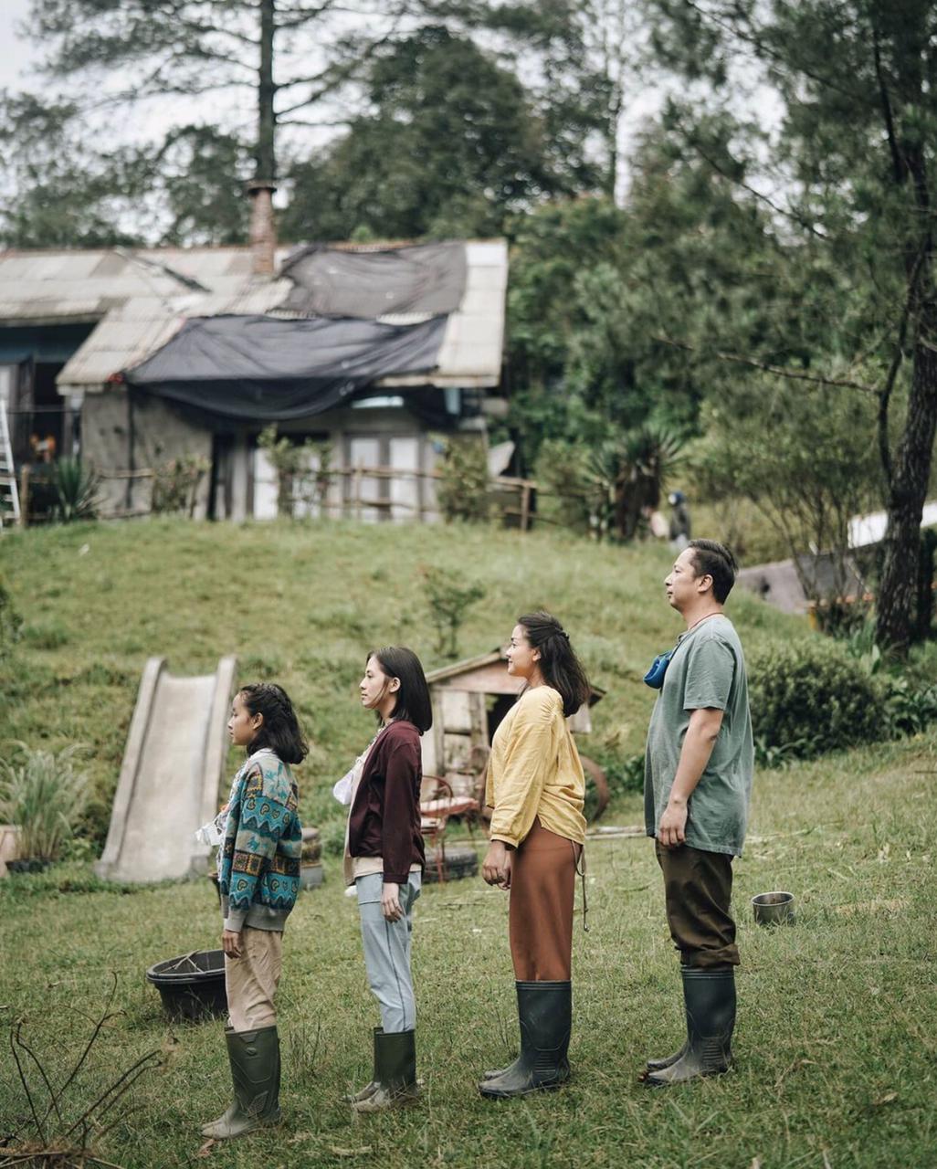 Selesai syuting, ini 8 potret akrab para pemain film Keluarga Cemara 2