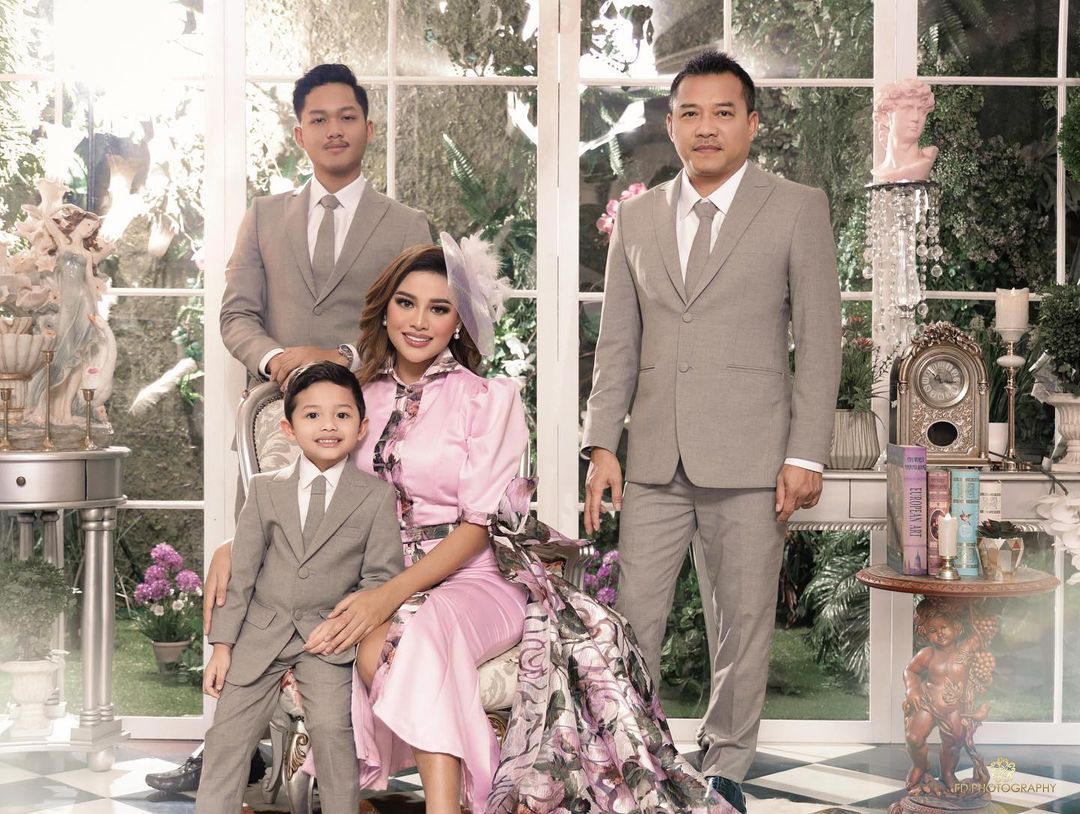 5 Potret kompak keluarga A6, lakukan photoshoot berkonsep elegan
