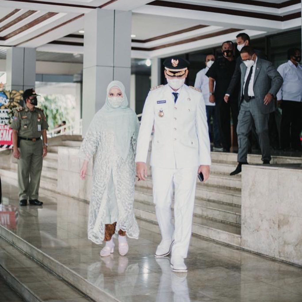 5 Potret cantik Cacha Frederica saat sang suami dilantik jadi bupati