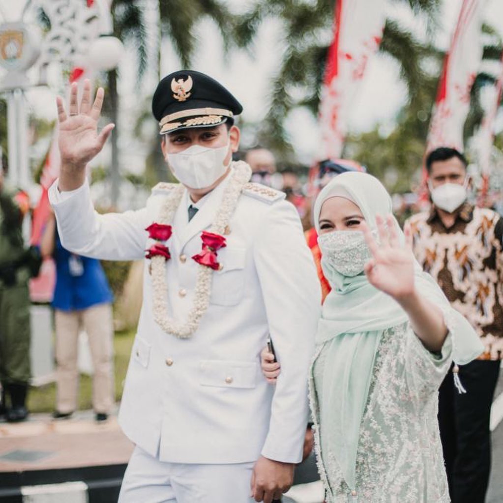 5 Potret cantik Cacha Frederica saat sang suami dilantik jadi bupati