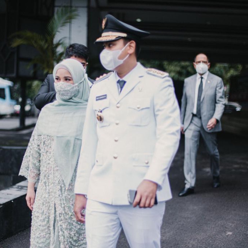 5 Potret cantik Cacha Frederica saat sang suami dilantik jadi bupati