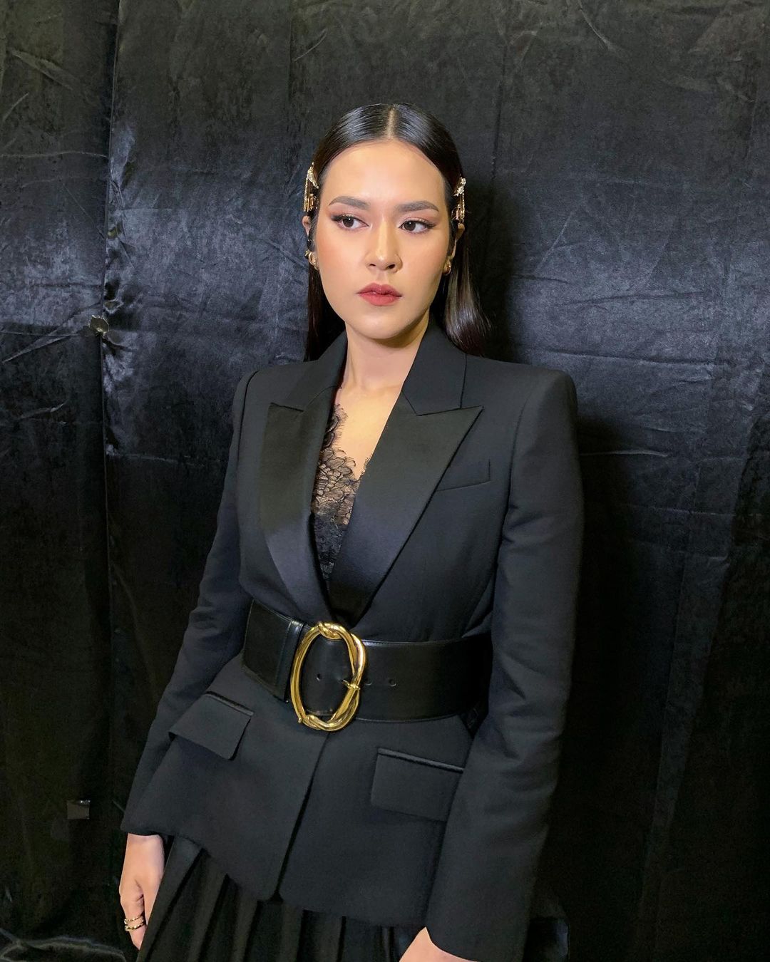 5 Potret Raisa mengenakan outfit serba hitam, modis dan elegan