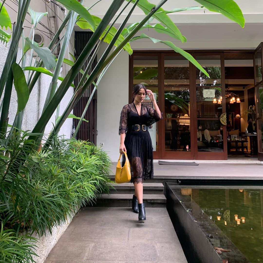 5 Potret Raisa mengenakan outfit serba hitam, modis dan elegan