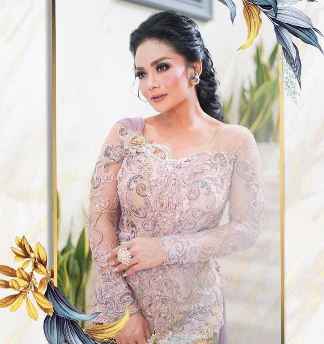 5 Potret anggun Krisdayanti saat menghadiri acara lamaran Aurel-Atta