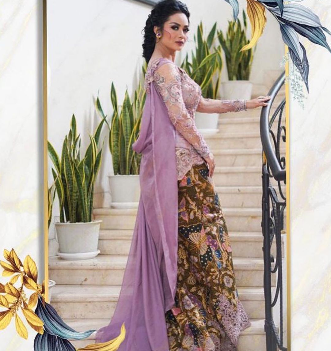 5 Potret anggun Krisdayanti saat menghadiri acara lamaran Aurel-Atta