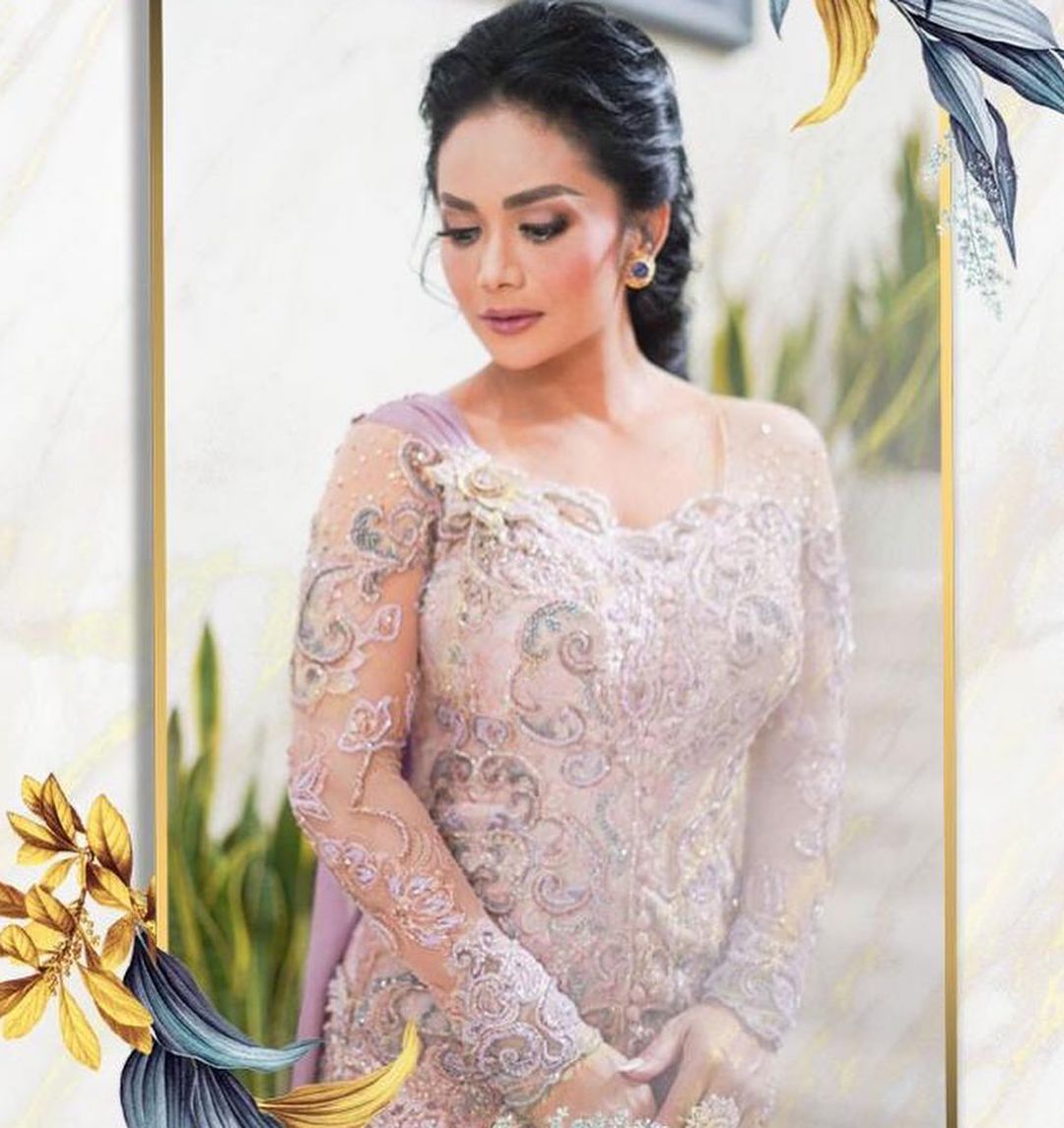5 Potret anggun Krisdayanti saat menghadiri acara lamaran Aurel-Atta