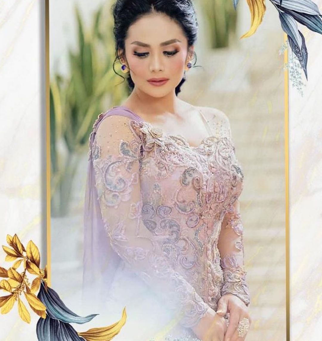 5 Potret anggun Krisdayanti saat menghadiri acara lamaran Aurel-Atta