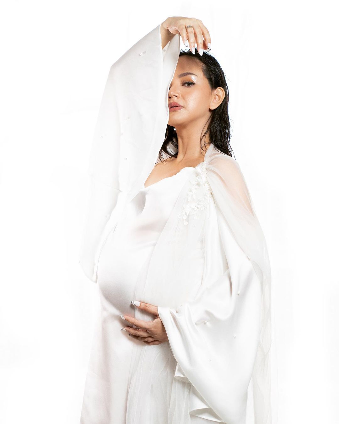 Hamil anak pertama, ini 5 potret Angelica Simperler pamer baby bump