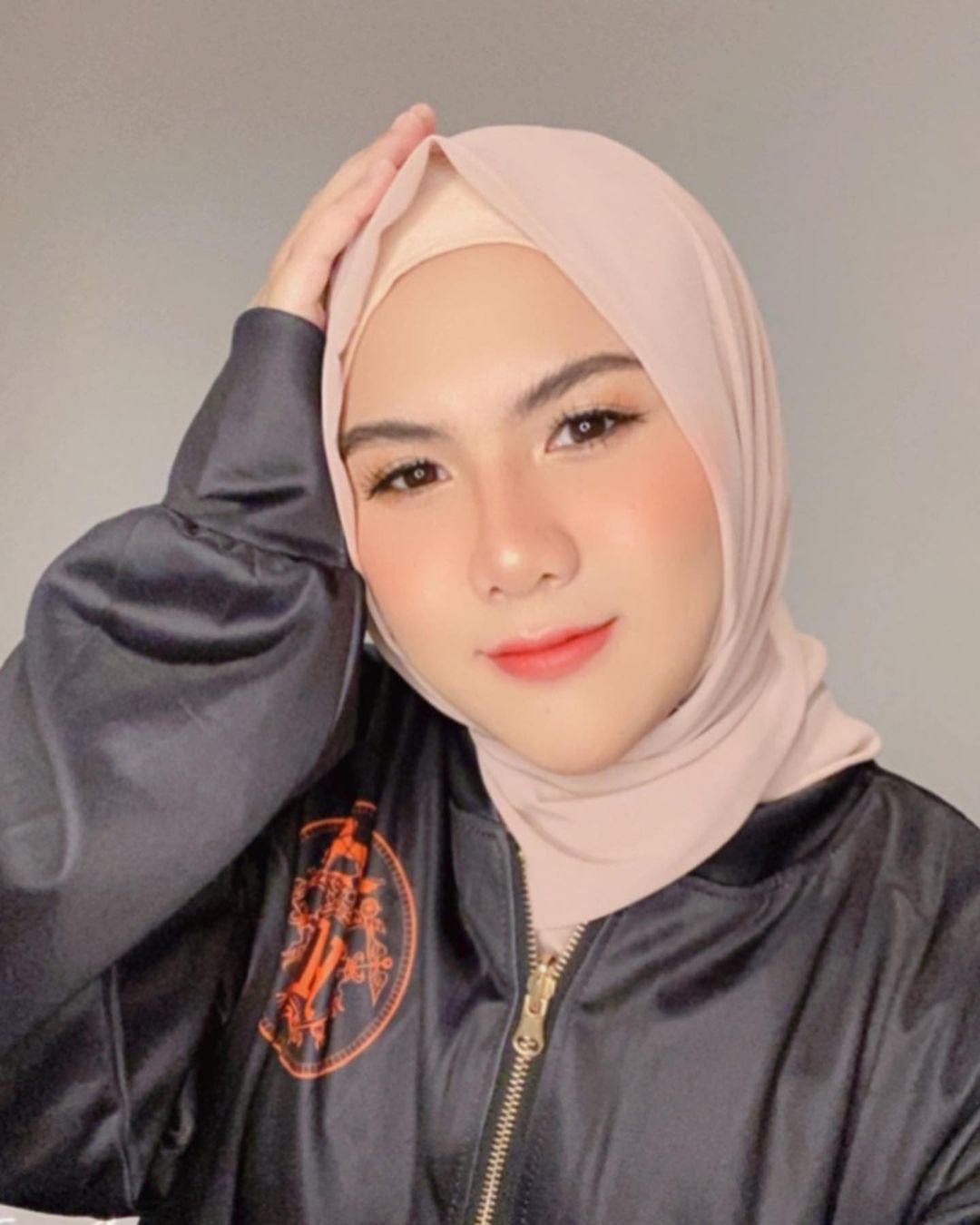 6 Potret cantik Evelin Nada Anjani saat kenakan hijab, tuai pujian
