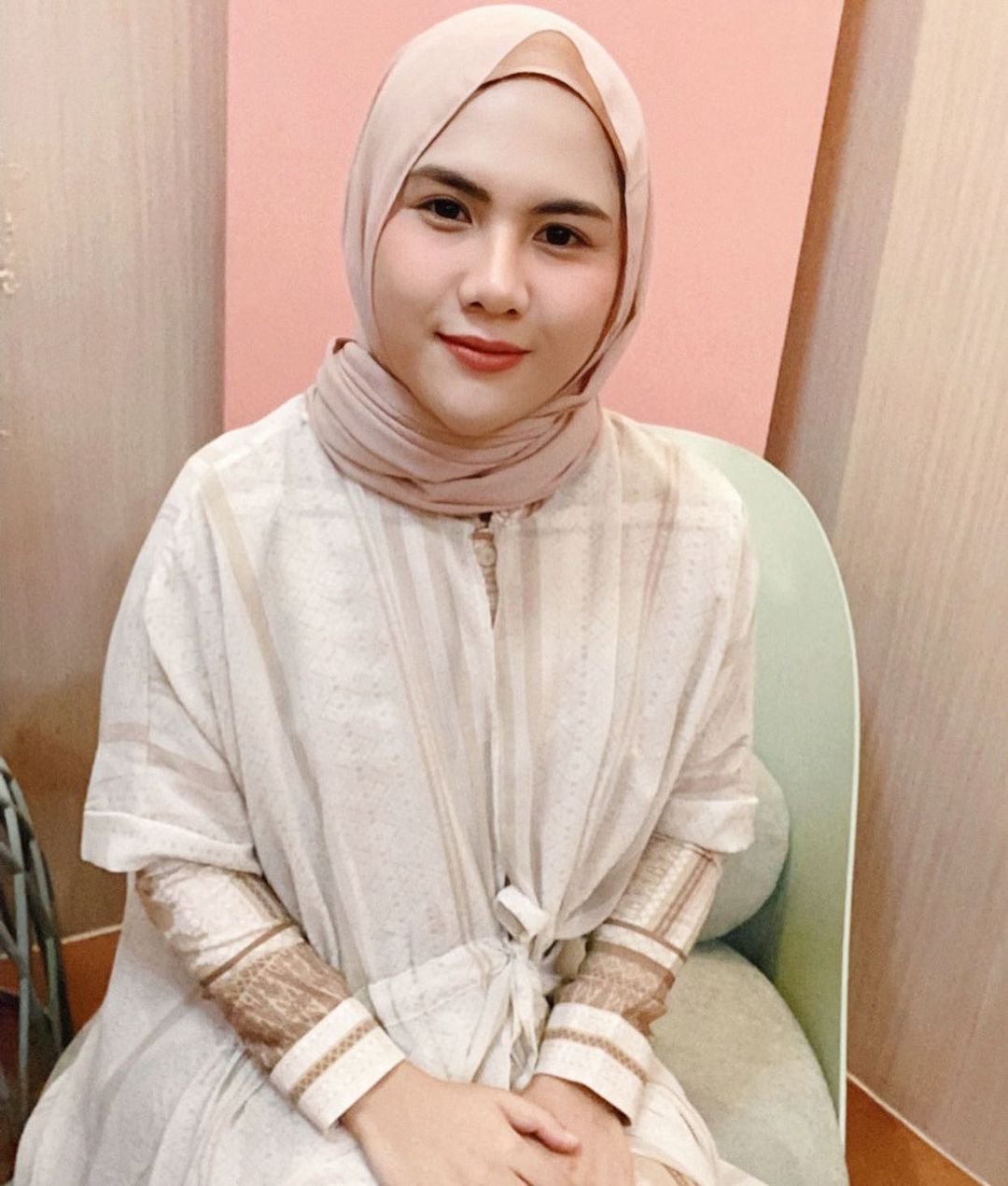 6 Potret cantik Evelin Nada Anjani saat kenakan hijab, tuai pujian