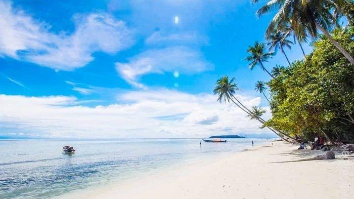 Pulau Biak (sumber: instagram.com/ayokebiak)