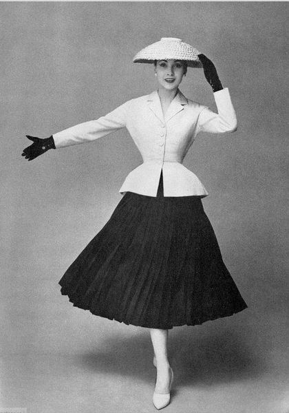 Source: https://entrepreneur.bisnis.com/read/20180504/265/791634/christian-dior-pionir-tren-couture-dunia