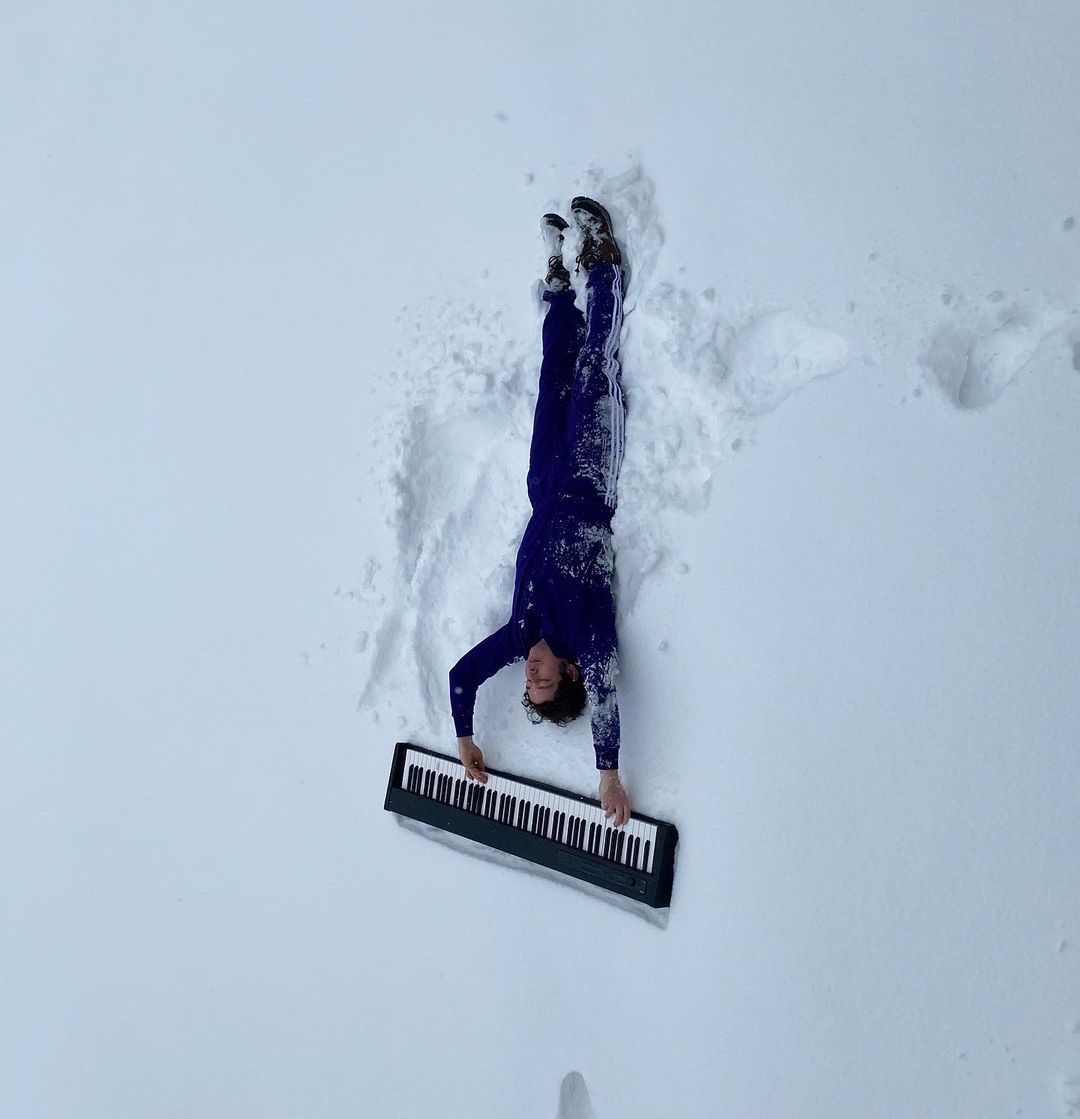 Dmitry Shurov bermain piano sambil tiduran