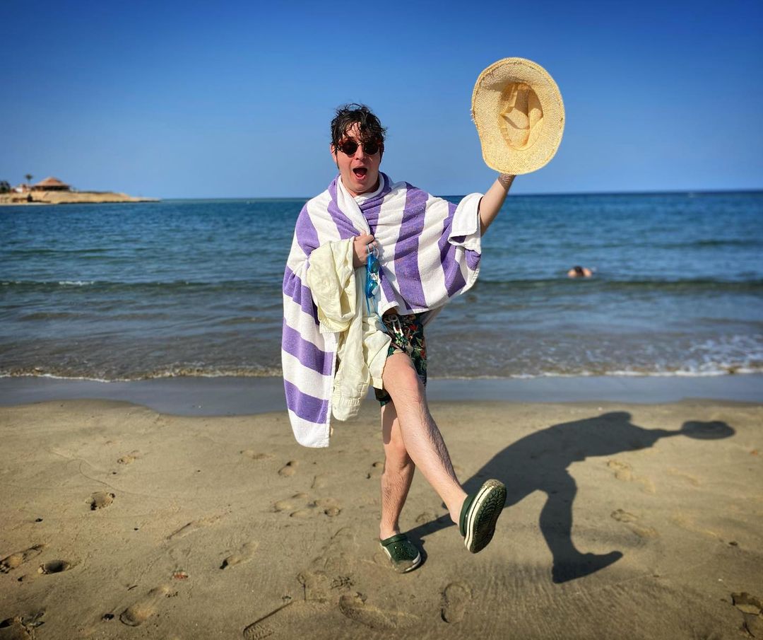 Gaya gokil Dmitry Shurov di pantai