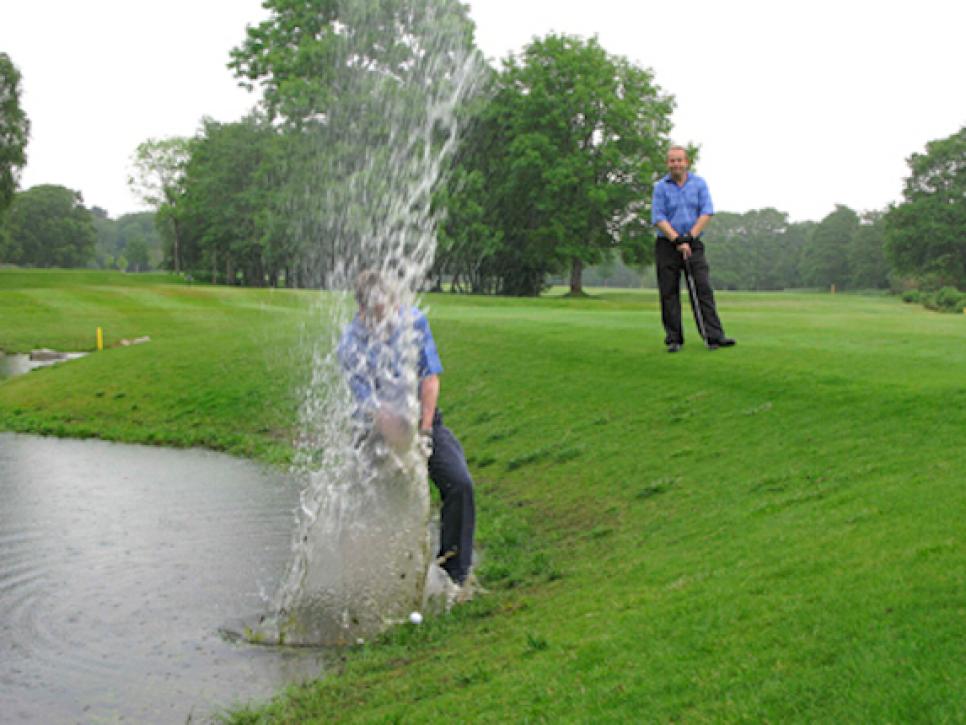 Cipratan air saat main golf