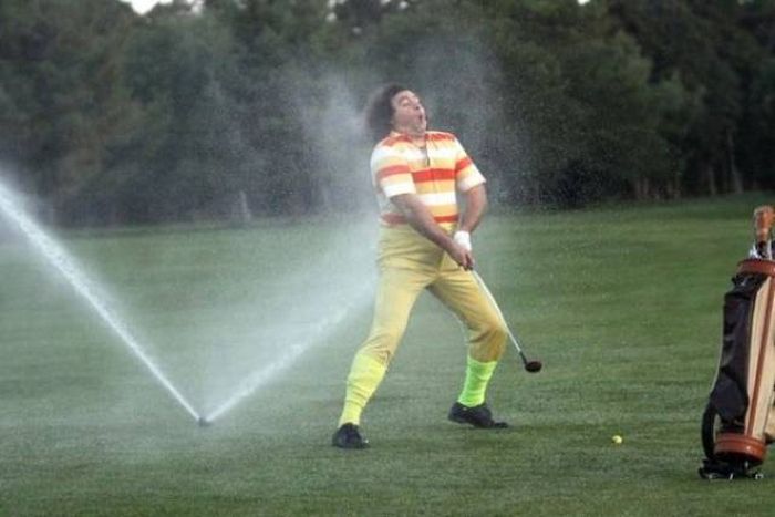 Bermain golf dengan air mancur