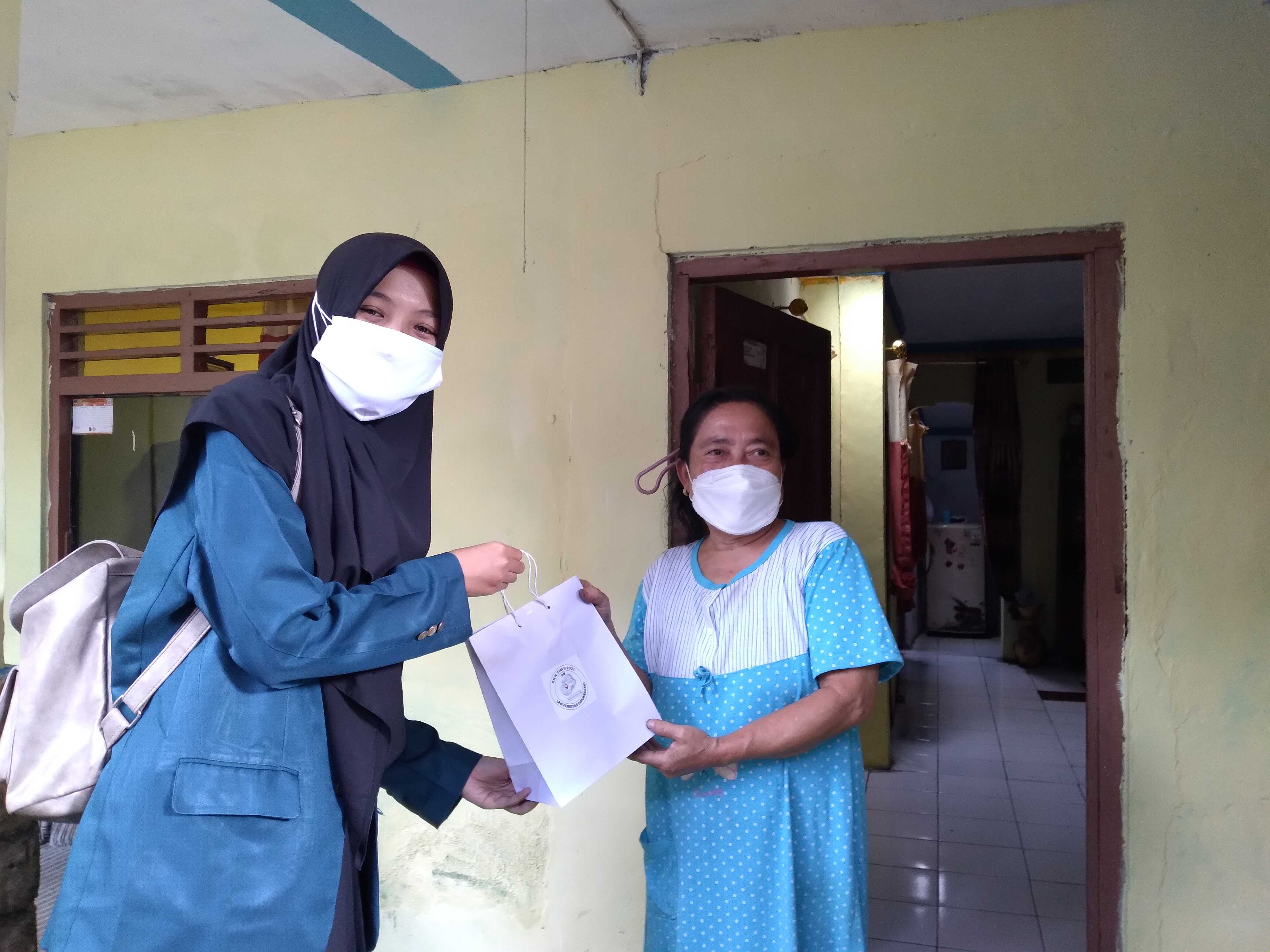 Membagikan Covid-Kit