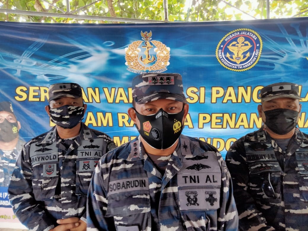 Danlanal Tahuna turun langsung setiap melakukan sosialisasi vaksinasi untuk menekan penyebaran Covid --19 di wilayan nelayan tradisional yang ada di Kepulauan Sangihe. (foto: graceywakary0