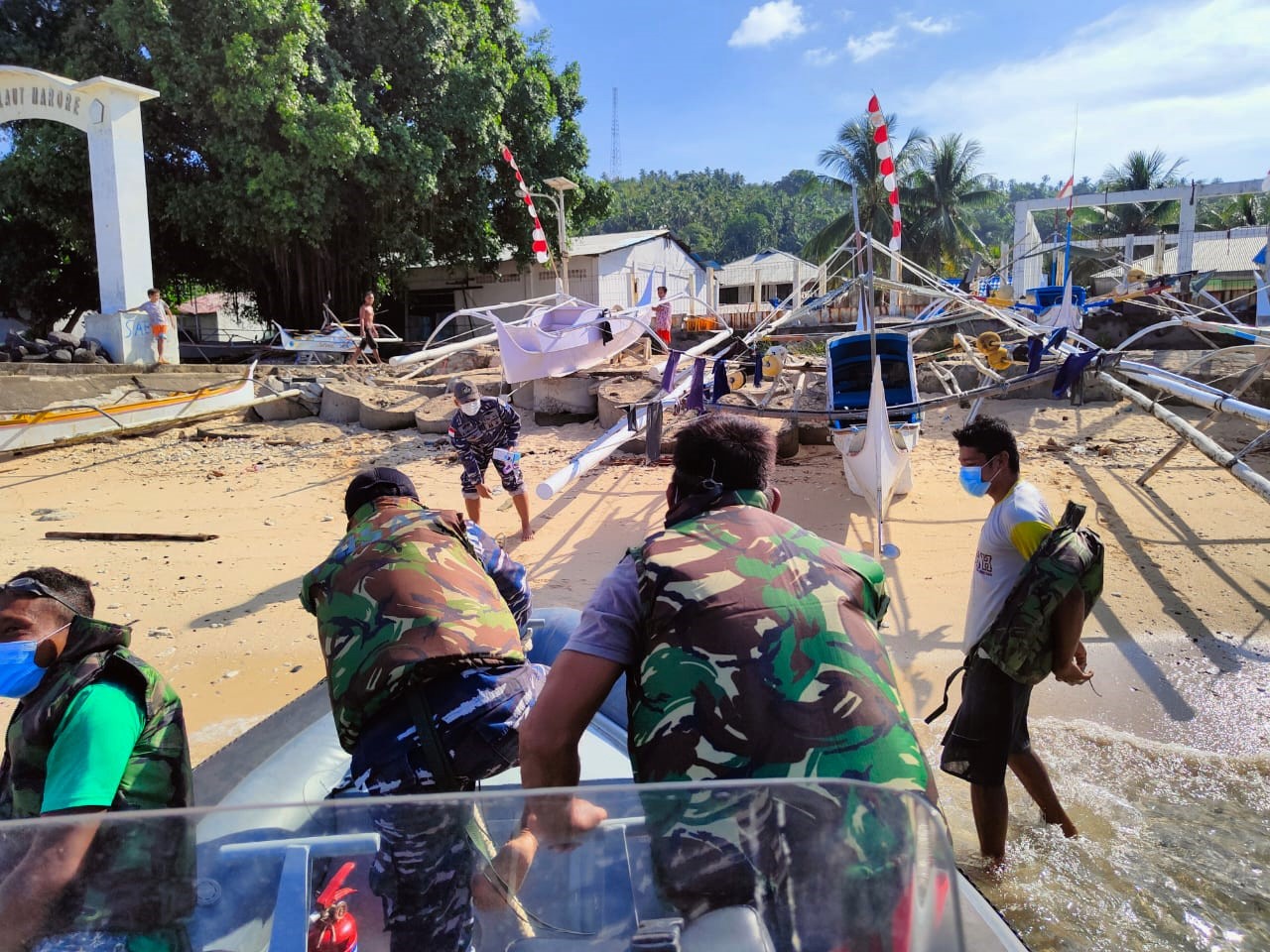 TNI AL yang bertugas di Lanal Tahuna melakukan sosialisasi juga di area pantai dan kawasan melaut para nelayan tradisional di Kabupaten Kepulauan Sangihe. (foto:graceywakary)