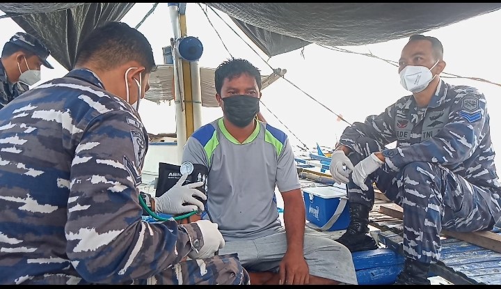 Proses vaksinasi untuk menekan penyebaran Covid -19 juag digelar lansung di kapal nelayan tradisional yang ditemui Tim medis Lanal Tahuna di perairan Sangihe, dengan tetap pada protab kesehatan yang diwajibkan untuk para peserta vaksin. (foto:graceywakary)
