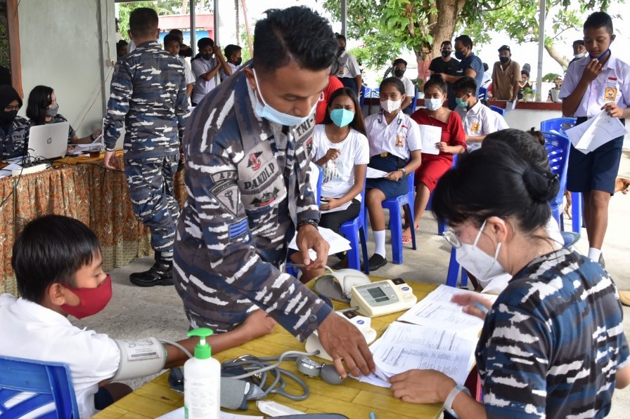Anak sekolah yang segera melakukan tatap muka di Pulau Talise jadi prioritas seruan vaksinasi TNI AL dar Lantamal VIII Manado. (humas lantamal VIII Manado)