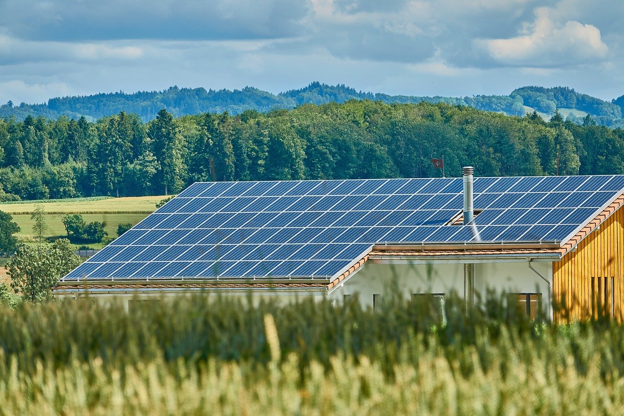 Sumber Gambar: https://pixabay.com/id/photos/tenaga-surya-atap-energi-surya-2666770/