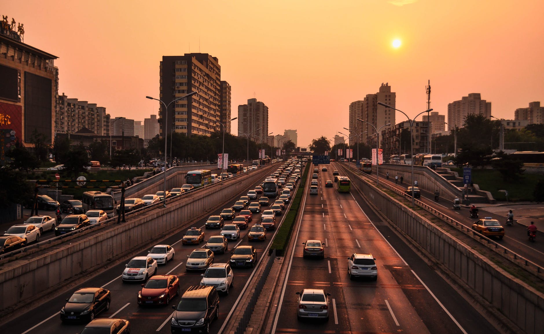 Jalan raya sumber: www.pexels.com/Pixabay