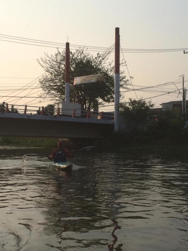 Warga sekitar sedang mendayung di Danau Cipule Karawang