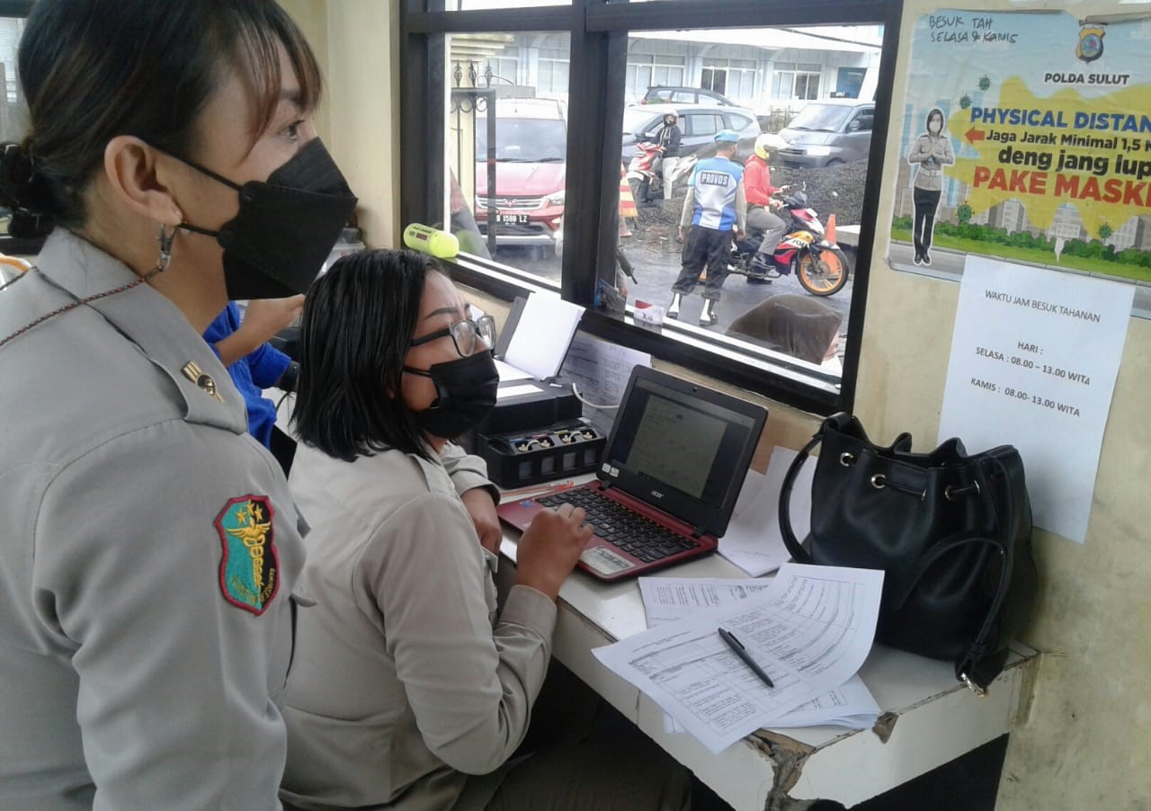 Proses pemantauan untuk para aparat dan pengunjung di Mapolda Sulut pagi tadi. (foto: graceywakary)