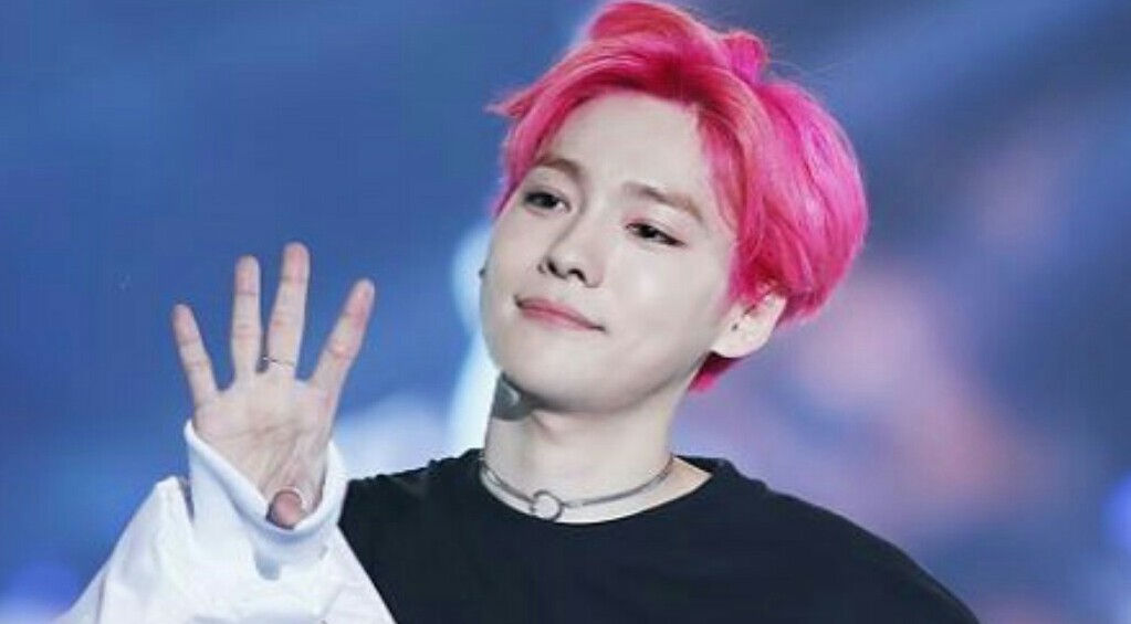 10 Idol  K Pop  dengan warna  rambut  pink tapi tetap ganteng 