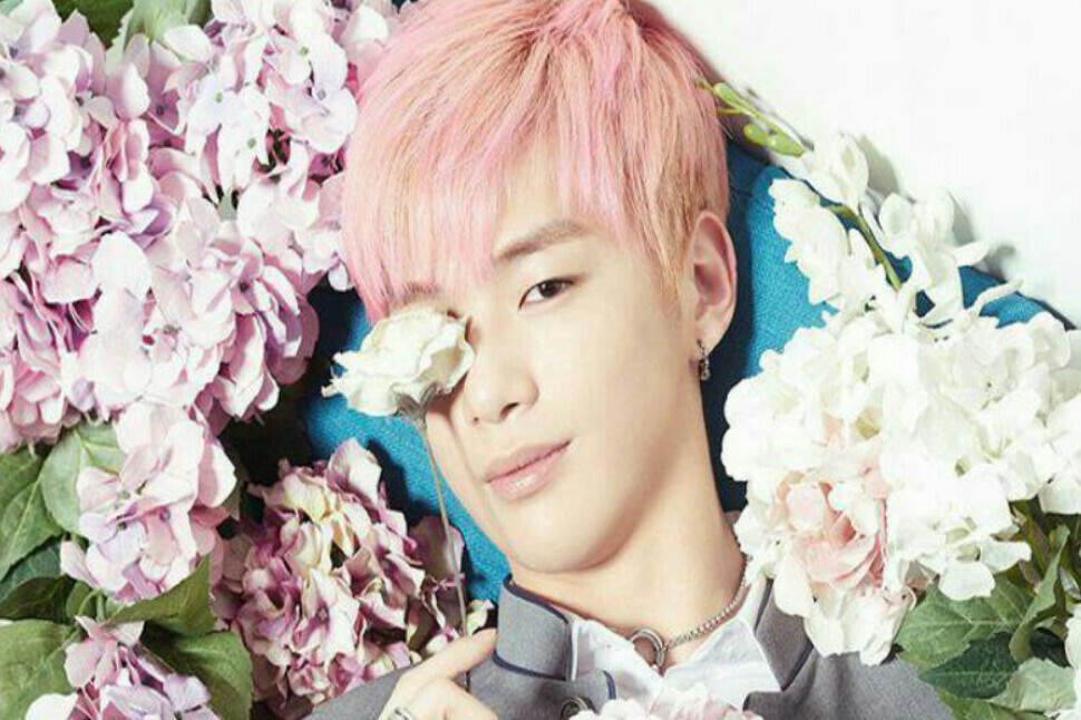 10 Idol  K Pop  dengan warna  rambut  pink tapi tetap ganteng 