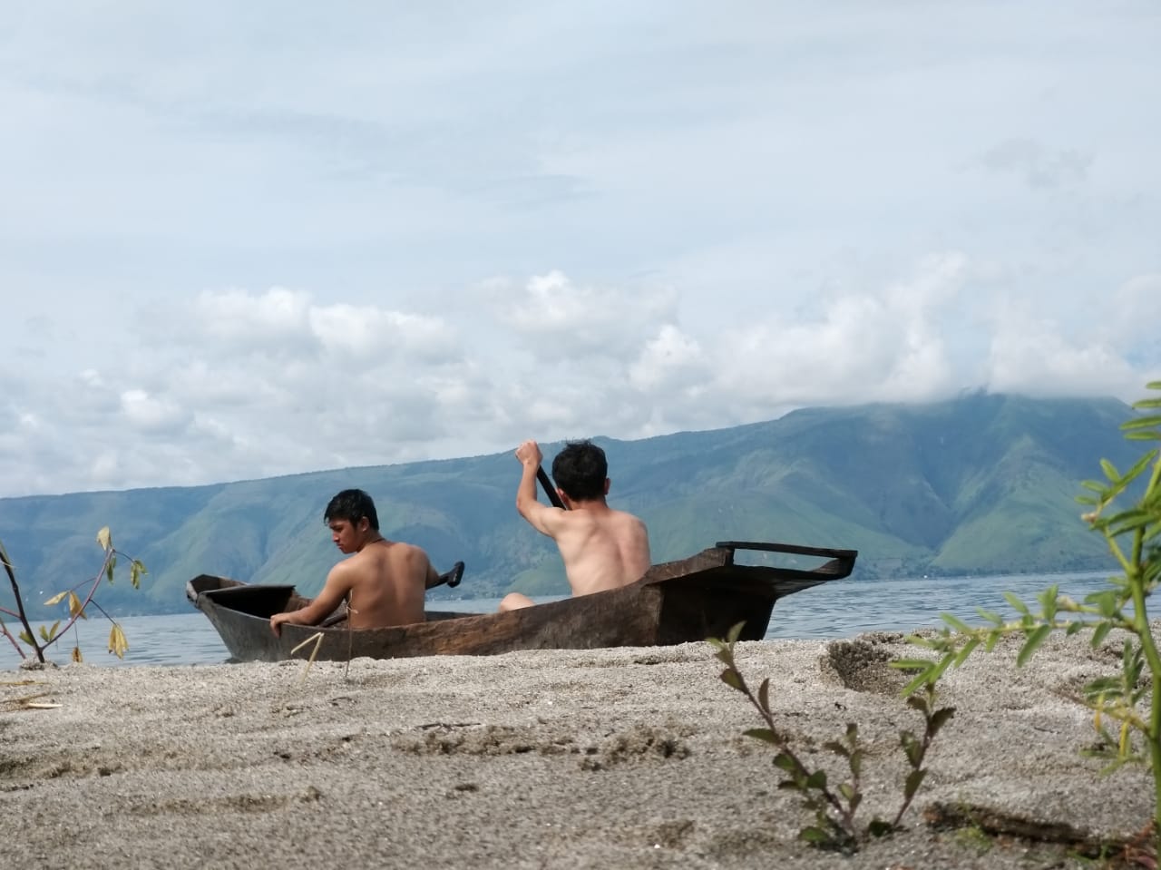 4 Potret keindahan Pantai Pasir Putih Parbaba, Danau Toba