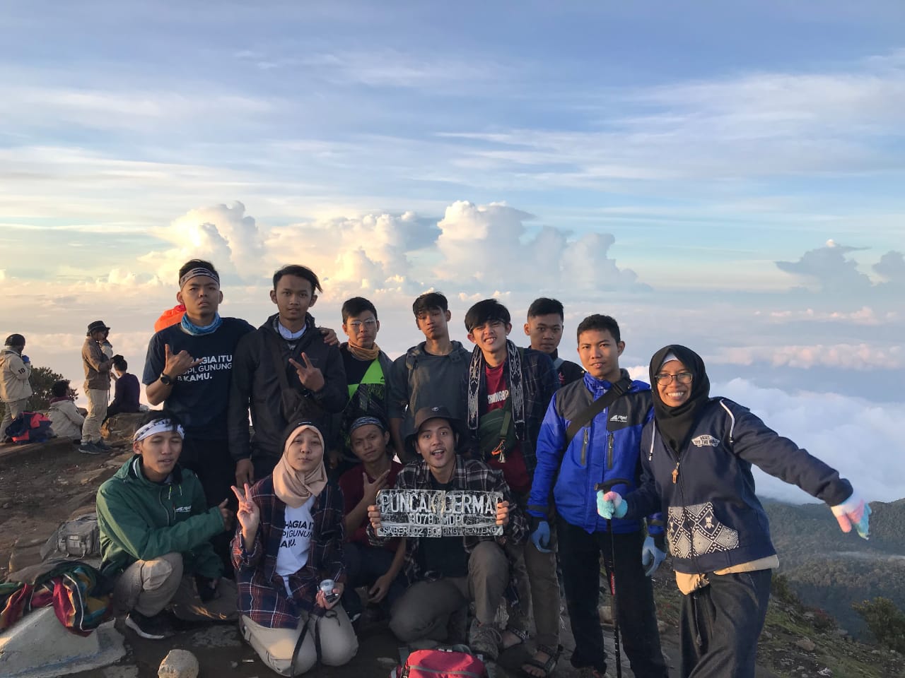 6 Potret keseruan pertama kali mendaki Gunung Ciremai