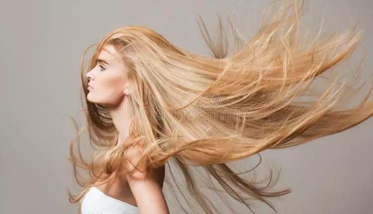 5 Kebiasaan yang nggak kamu sadari bisa merusak rambut, duh!