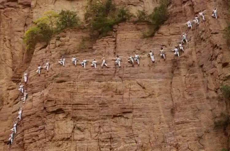 Mereka yoga di ketinggian 200 meter, alasannya bikin geleng-geleng