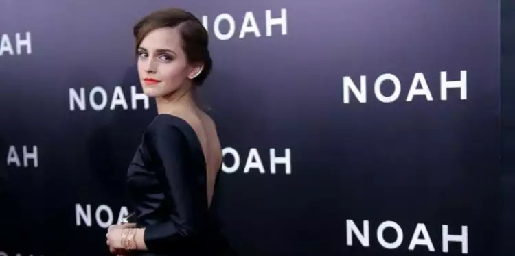 13 Foto seksi Emma Watson dalam balutan busana bernuansa hitam, kece!