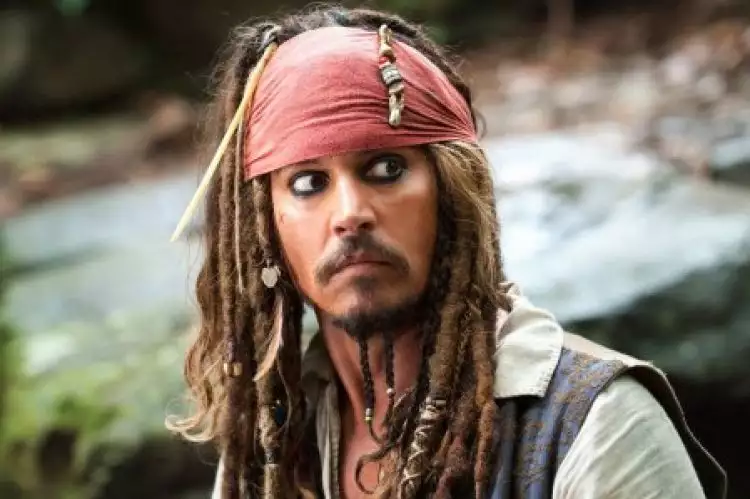 Alasan Johnny Depp selalu bawa kostum kapten Jack Sparrow ke mana pun