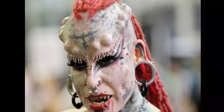 Wanita ini dijuluki vampir, punya tanduk dan tubuhnya penuh tato