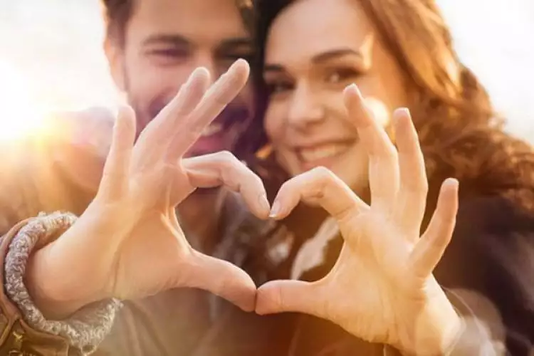 5 Alasan psikologis kenapa dua insan bisa saling jatuh cinta