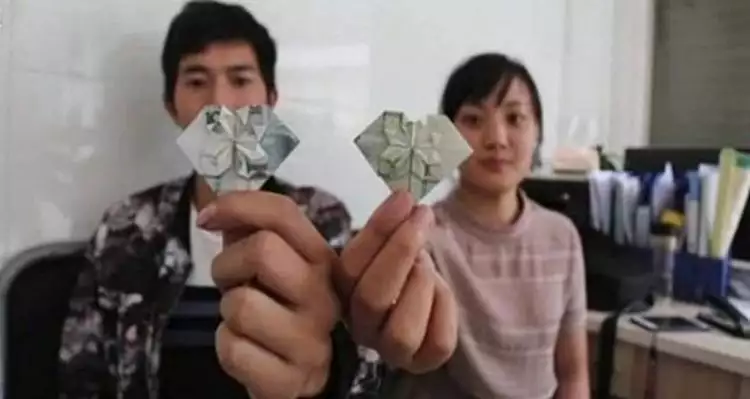Pria ini buat ratusan origami dari uang, bukti cinta kepada sang istri