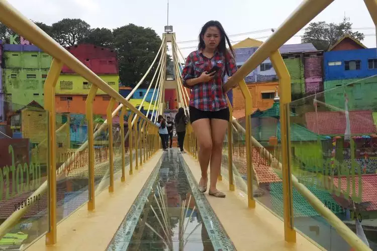 Sensasi berjalan di jembatan kaca pertama di Indonesia