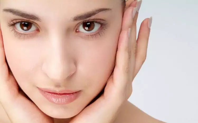 4 Kebiasaan yang bikin wajahmu terlihat mulus natural
