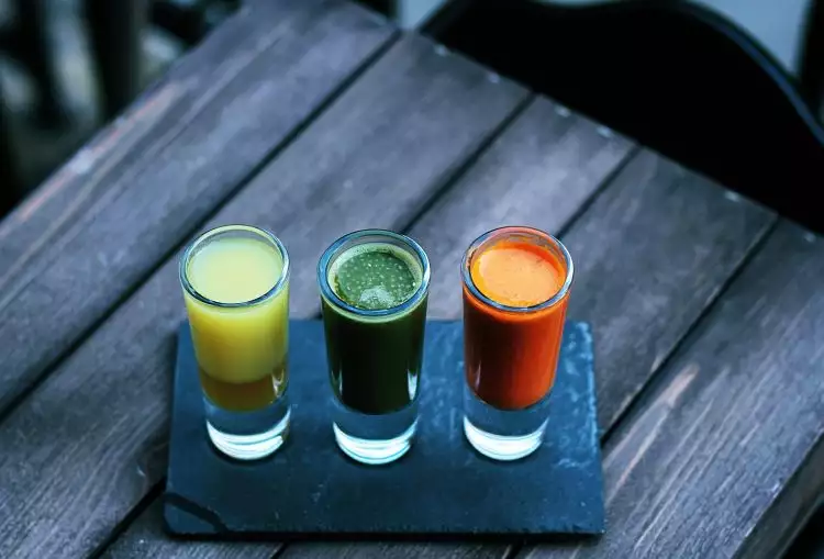 Nggak cuma segar diminum, 7 jenis jus ini bisa mengobati radang sendi