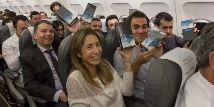 200 Penumpang pesawat ini dapat Samsung Note 8 gratis!