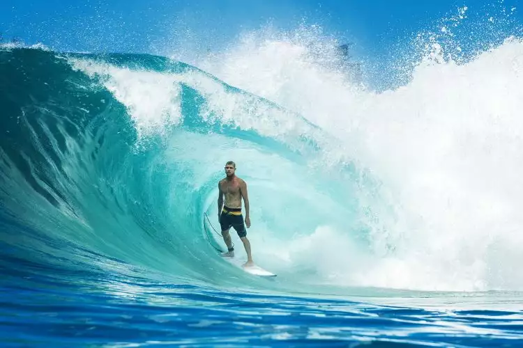 Ingin belajar surfing? Ini 5 spot terbaik yang wajib kamu datangi
